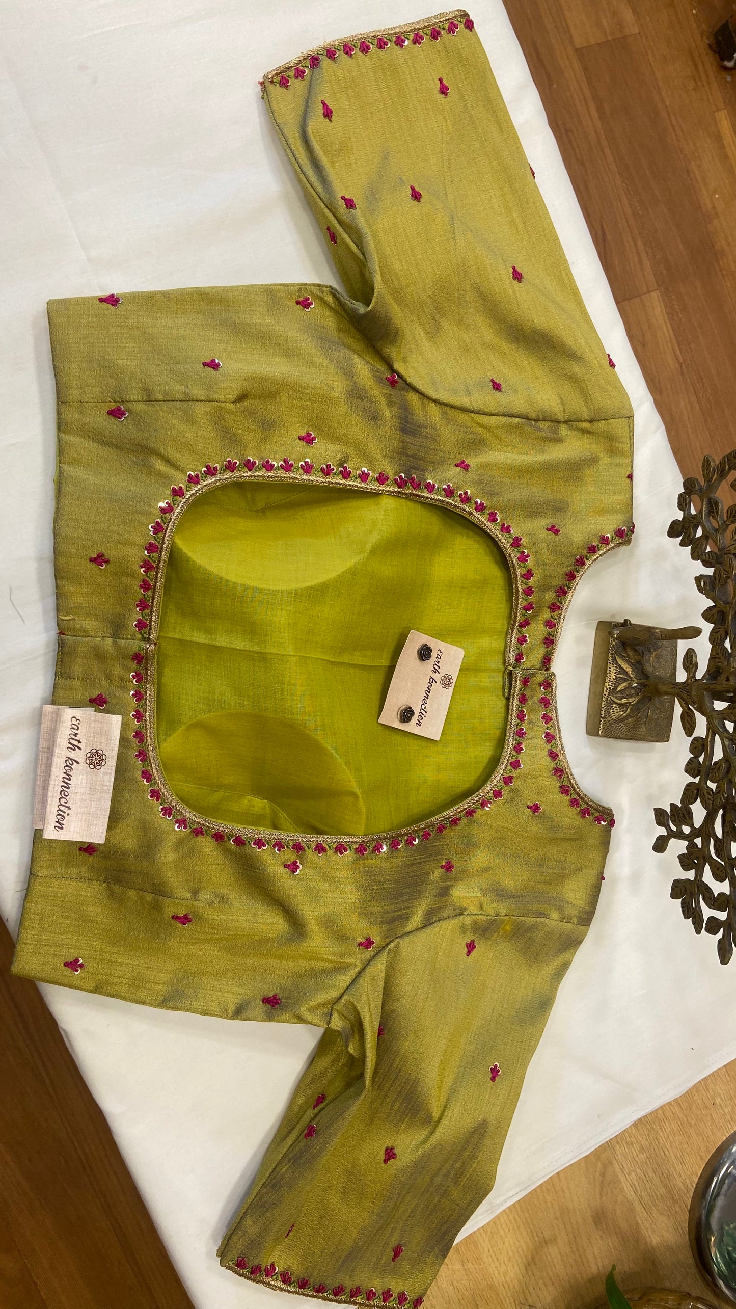 EMBROIDERY PADDED BLOUSE