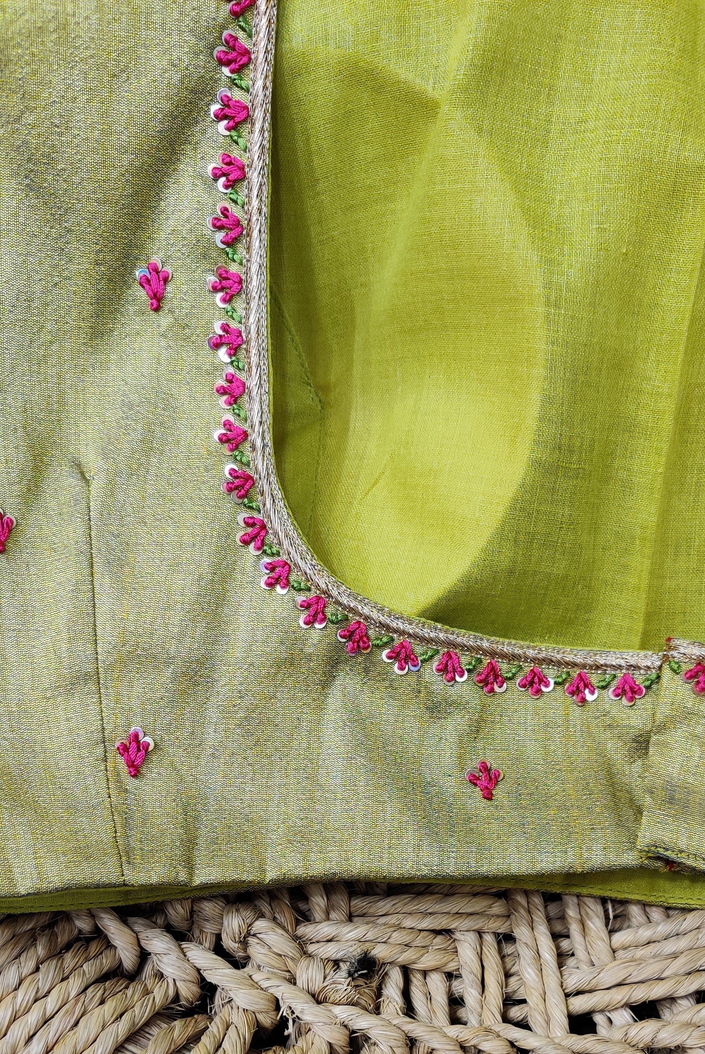 EMBROIDERY PADDED BLOUSE