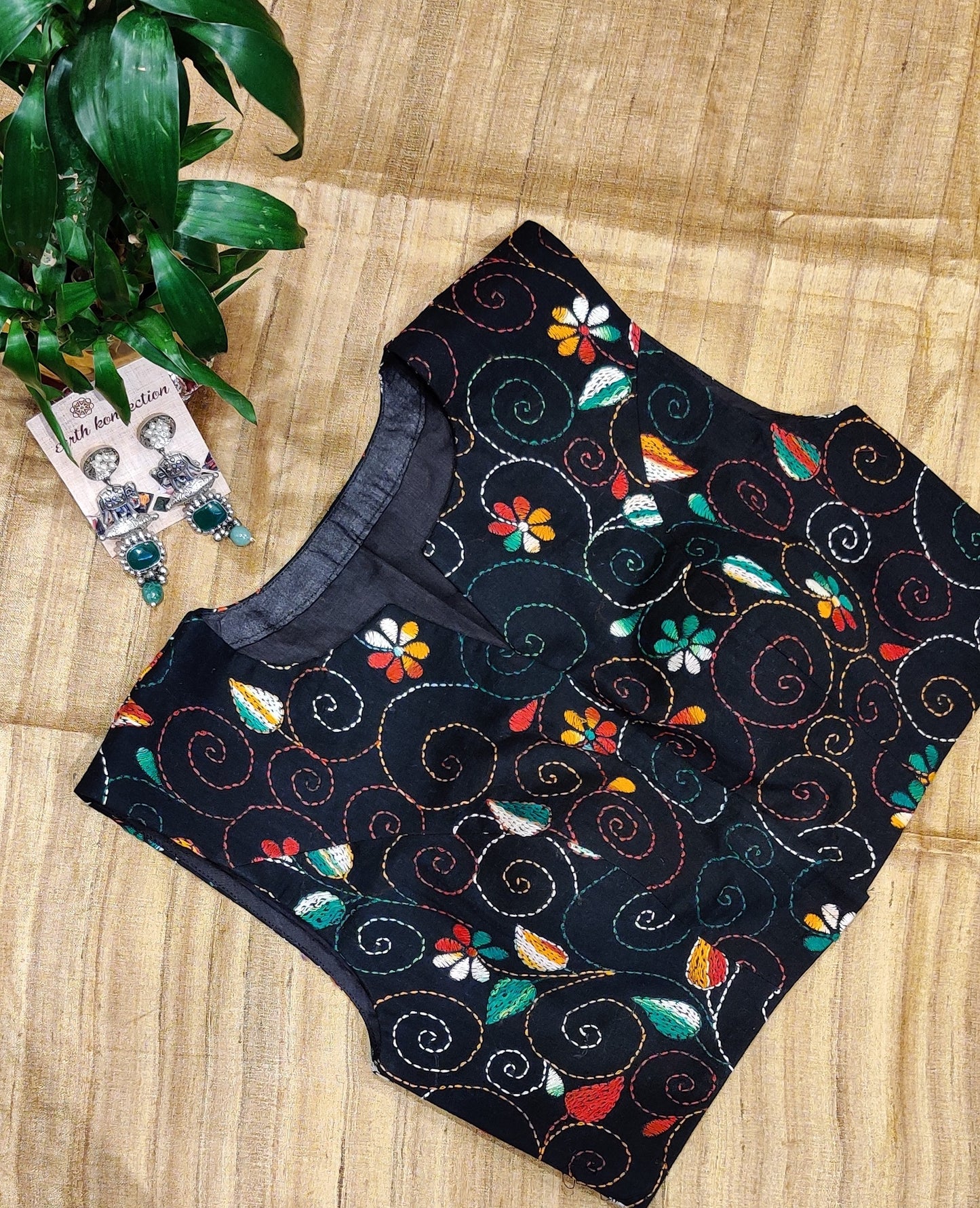 SLEEVELESS PADDED BLOUSE