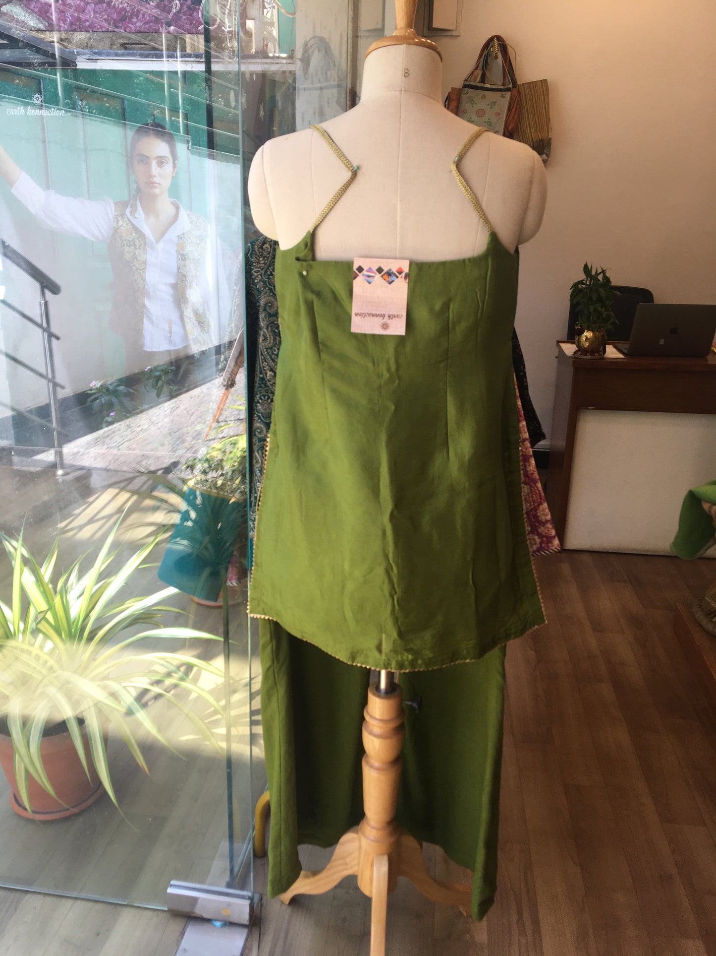SILK SLEEVLESS KURTA PANT
