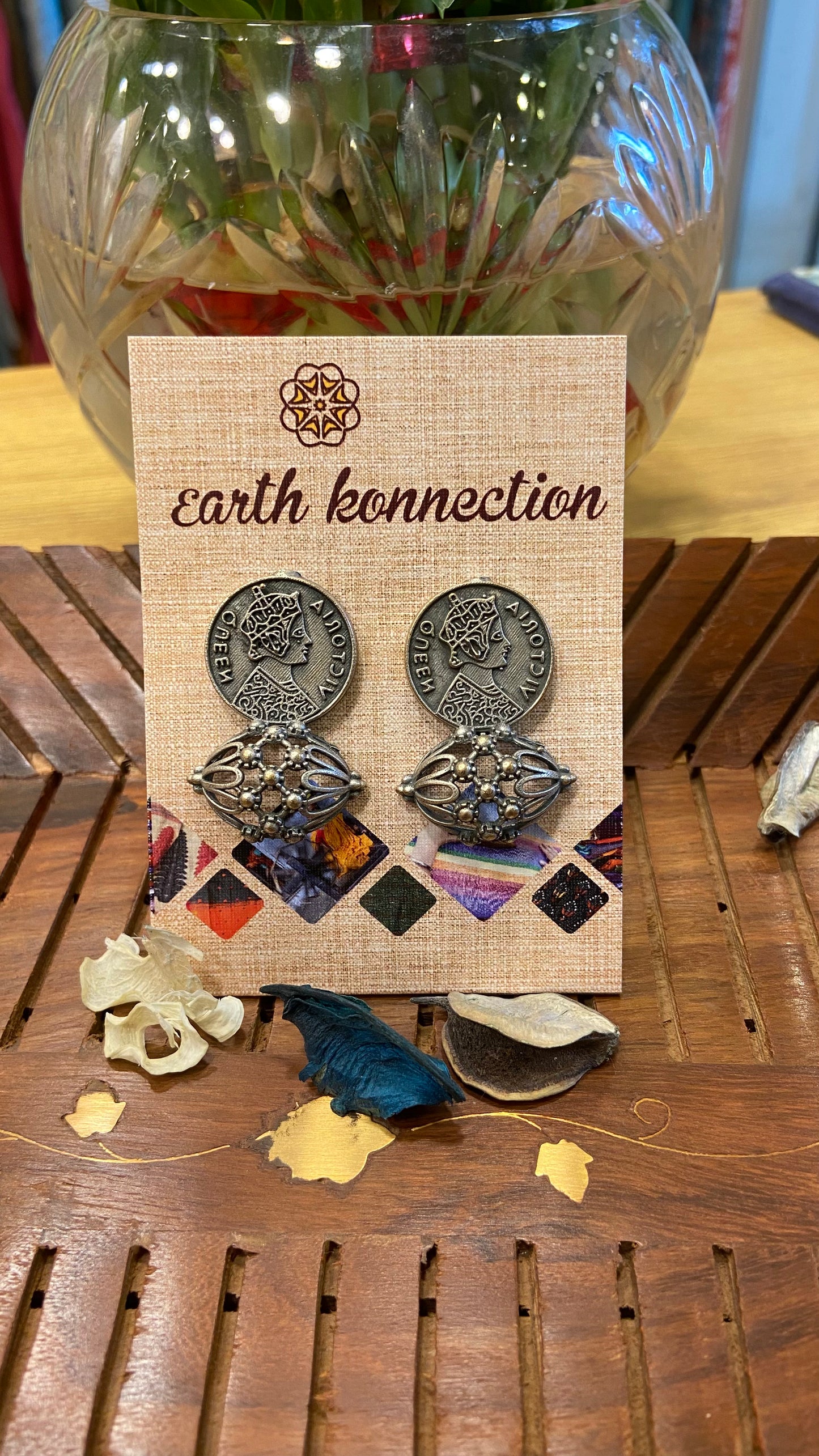 COSTUME QUEEN VICTORIA STUD EARNING