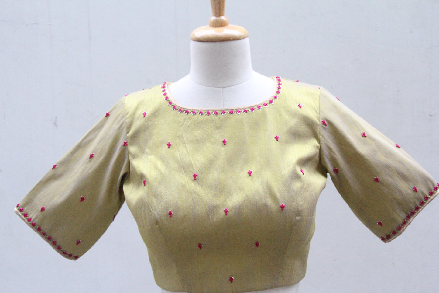 EMBROIDERY PADDED BLOUSE