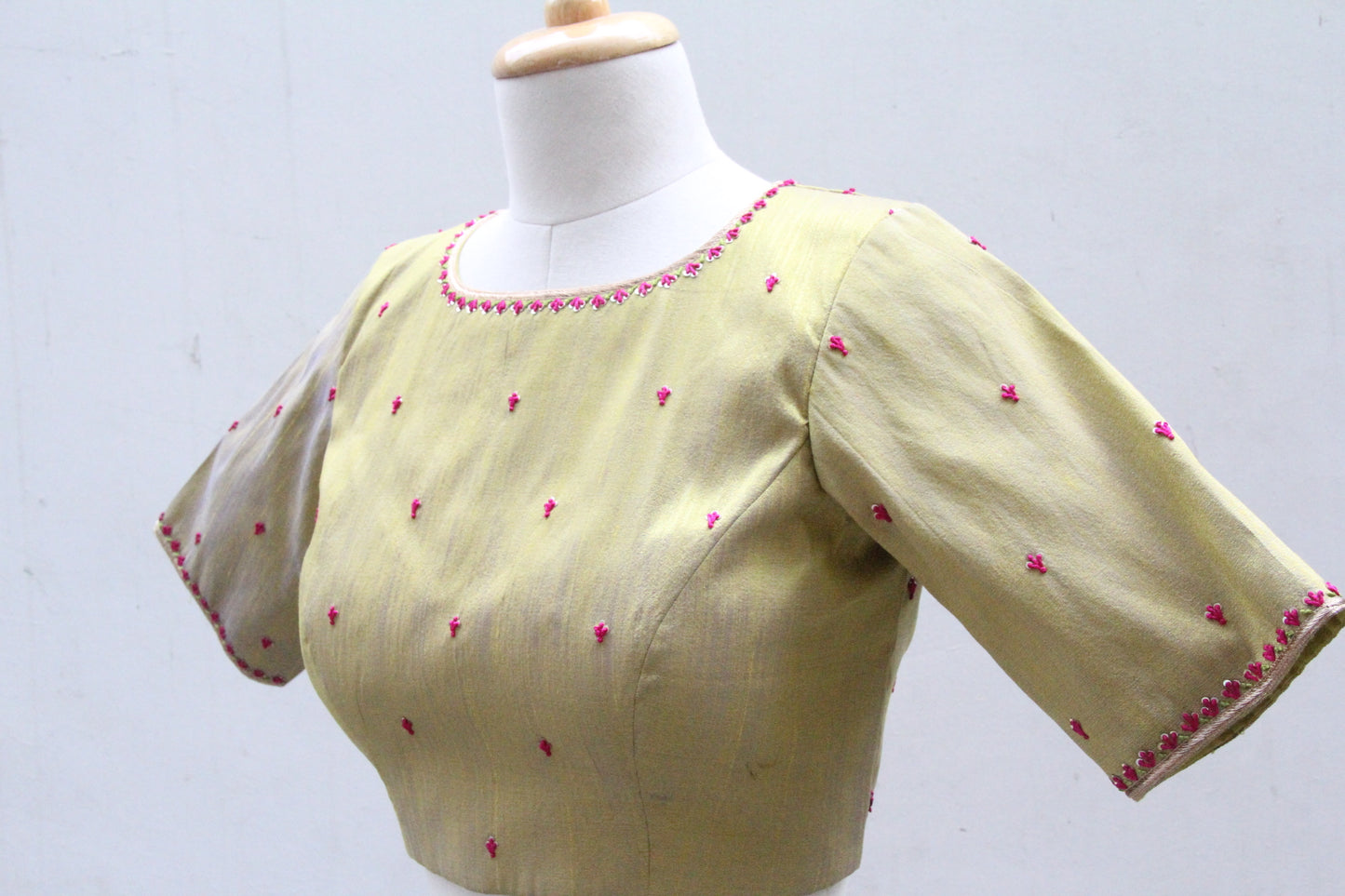 EMBROIDERY PADDED BLOUSE
