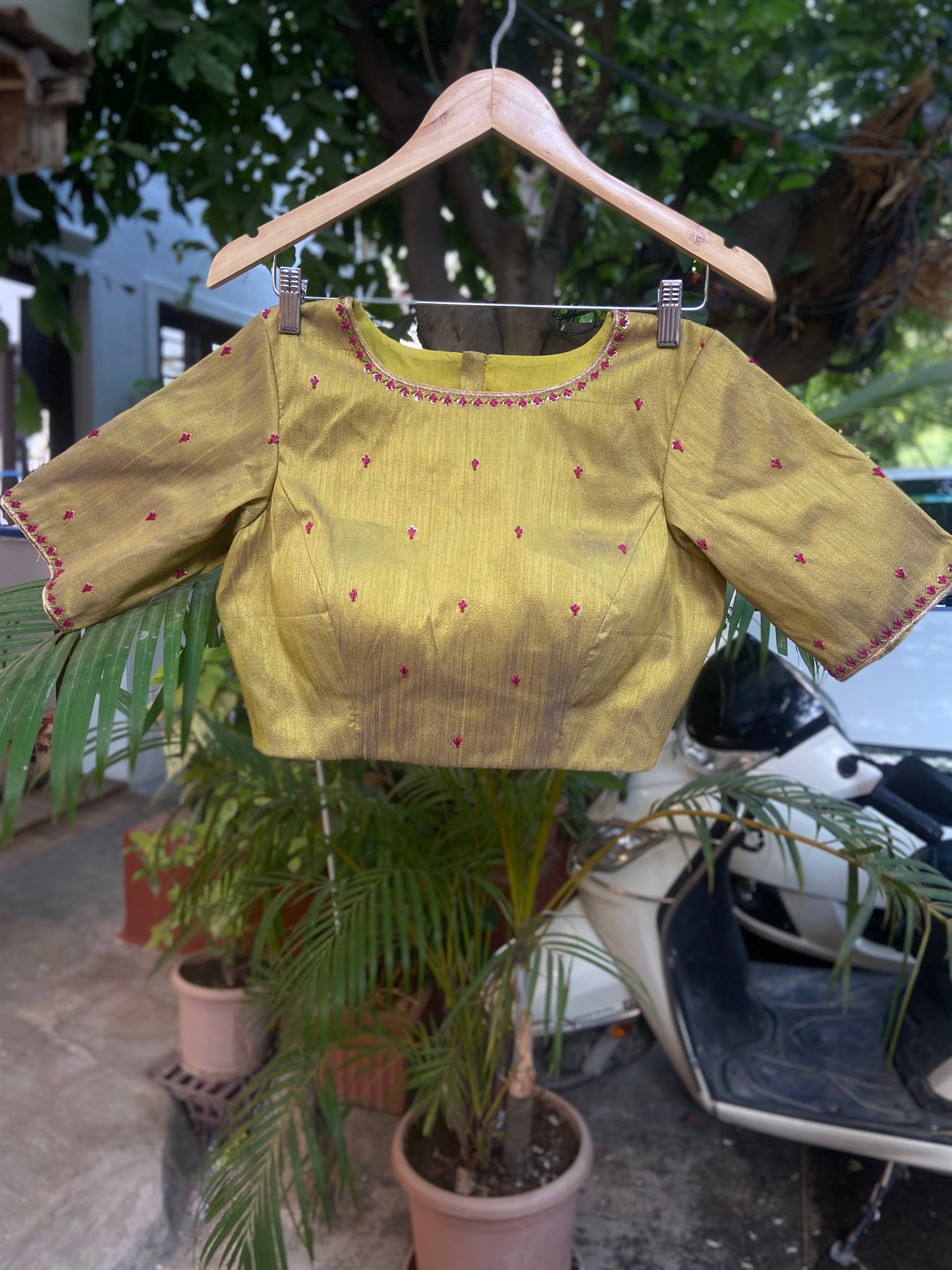 EMBROIDERY PADDED BLOUSE